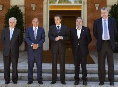 Bárcenas, Díez Ferrán, Zapatero, Mendez y Fidalgo, antes de firmar en La Moncloa el documento para el diálogo social