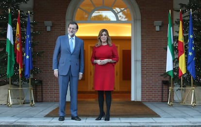 El presidente del Gobierno, Mariano Rajoy, recibe a la presidenta de la Junta de Andalucía, Susana Díaz, en el Palacio de la Moncloa, el 22 de diciembre de 2014.