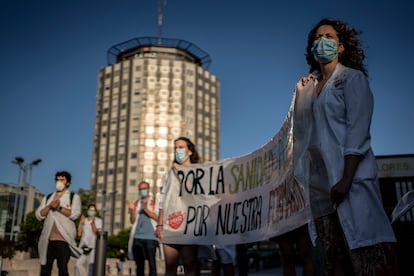 Residentes frente al hospital de La Paz en la primera jornada de huelga.
