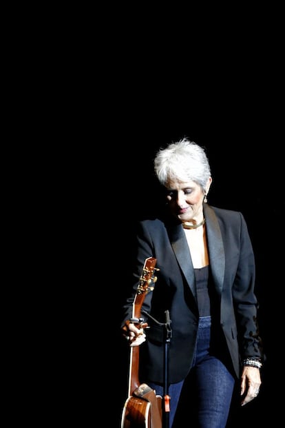 La cantante neoyorquina Joan Baez dio una lección de música tradicional y de autor en el Teatro Nuevo Apolo