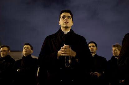 Ciudad del Vaticano, 9 de marzo de 2013. Un cura reza frente a la Basílica de San Pedro, en el Vaticano, donde los cardenales preparan la votación para elegir al nuevo Papa. La entrada en el cónclave de los cardenales electores es un ritual antiguo, milimetrado como un ballet, en el que cada detalle es conocido previamente y que comienza 24 horas antes de que arranquen las votaciones para elegir al papa, el martes 12 de marzo de 2013 por la tarde.