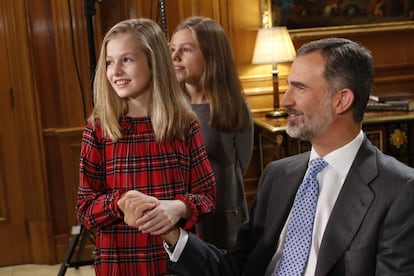 Don Felipe coge la mano de su hija Leonor en presencia de Sofía, durante la grabación del último mensaje navideño en el palacio de la Zarzuela.