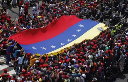 La bandera venezolana acompaña el féretro con los restos mortales del presidente venezolano, Hugo Chávez, por las calles de Caracas.