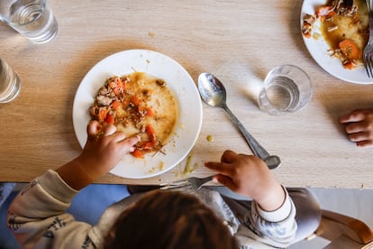 Una ni?a come en el comedor de la escuela infantil La Melonera el 11 de abril.