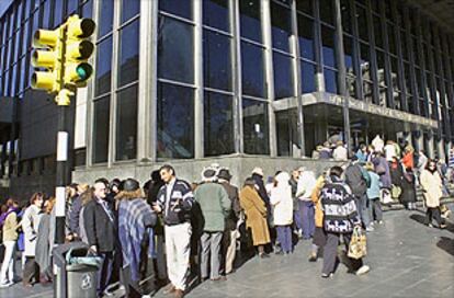 Los ahorradores hacían cola ayer a la espera de la apertura del Banco República, en Montevideo.