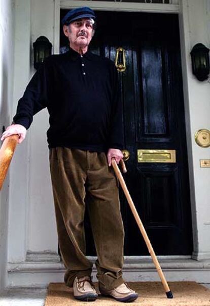 Harold Pinter posa ayer a la puerta de su casa de Londres.