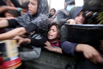 Mujeres palestinas se agolpan durante el reparto de comida en Jan Yunis, este viernes, en Gaza.