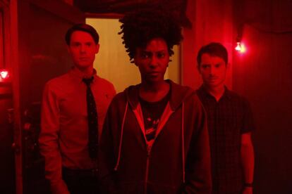 Samuel Barnett, Jade Eshete y Elijah Wood en 'Dirk Gently'.