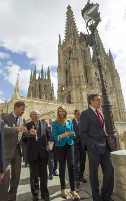 El alcalde de Burgos, Javier Lacalle (i), el arzobispo de Burgos, Francisco Gil (2i), y la consejera de cultura y turismo de la Junta de Castilla y León, Alicia García, han visitado las obras de limpieza del exterior de la catedral de Burgos.
