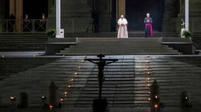 El Papa Francisco durante el Vía Crucis en la plaza de la Basílica de San Pedro, este viernes.