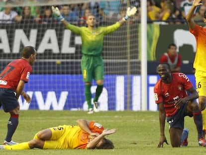 Puyol se duele en el suelo tras un choque con Lamah.