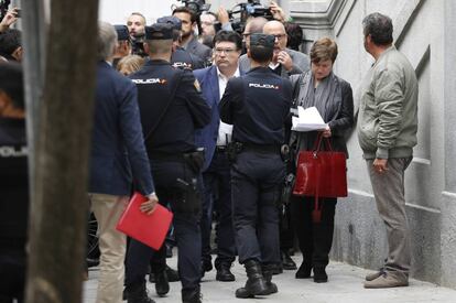 Els membres de la Mesa Anna Simó i Joan Josep Nuet entrant al Tribunal Suprem.