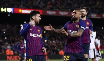 Messi, a la izquierda, celebra el segundo gol del Barcelona con Arturo Vidal.
