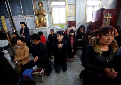 Creyentes cat&oacute;licos chinos en una iglesia en Tianjin