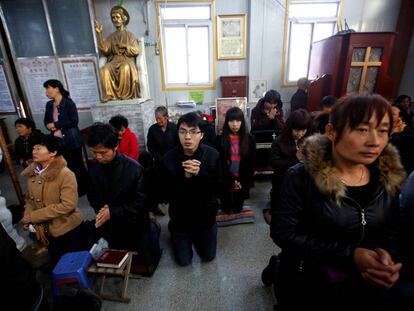 Creyentes cat&oacute;licos chinos en una iglesia en Tianjin