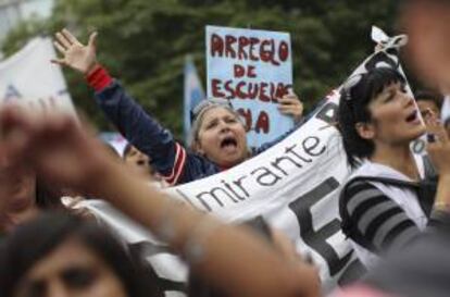Docentes argentinos se movilizan frente al Ministerio de Educación, colapsando el centro de Buenos Aires, para exigir mejoras salariales mientras continúa la huelga indefinida iniciada hace tres semanas que mantiene a más de tres millones de alumnos lejos de las aulas.