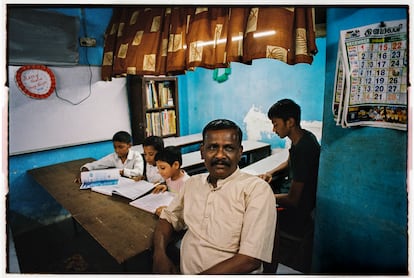 Siva Subramanian, profesor con 25 años de experiencia, en clase con varios alumnos de su escuela, en el sector textil del barrio de Dharavi.