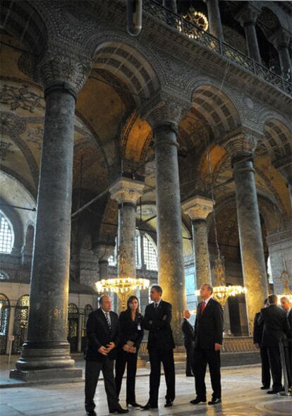 El presidente de EE UU, junto al primer ministro turco, Recep Tayyip Erdogan, en el templo de Santa Sofía en Estambul.