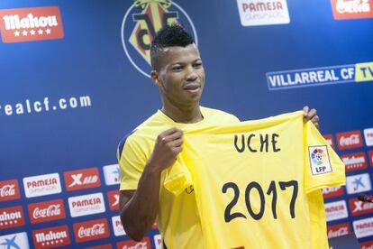 Uche sujeta una camiseta del Villarreal el día de su renovación.