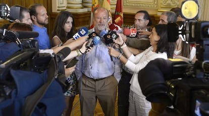 Javier Le&oacute;n de la Riva, durante su comparencencia.