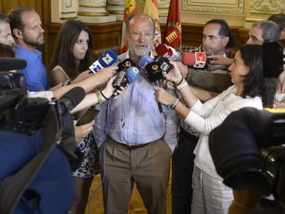 Javier Le&oacute;n de la Riva, durante su comparencencia.