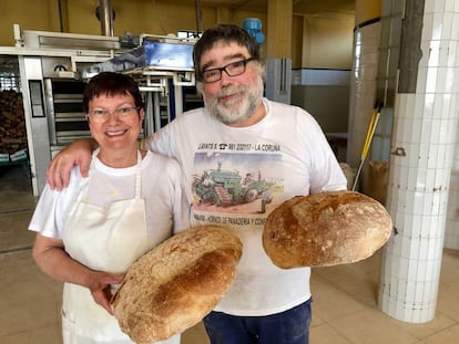 José Luis Miño y su esposa, en su panadería.