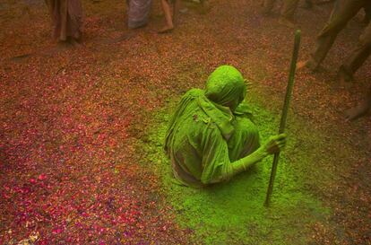 Una india embadurnada con polvos de colores durante la celebración del festival Holi en Vrindavan (India).