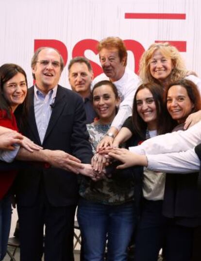 Gabilondo y un grupo de simpatizantes, ayer en Getafe (Madrid).