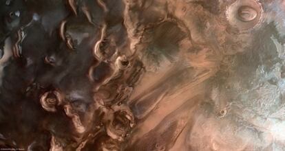 Depósitos de hielo en la región polar sur de Marte, cerca del lugar llamado Ulyxis Rupes, fotografiados por la nave automática <i>Mars Express</i> en enero de 2011 (el Sur está a la izquierda de la imagen y el Norte, a la derecha).