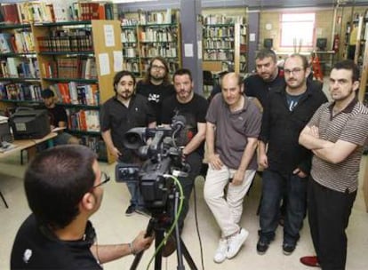 De izquierda a derecha, Koldo Serra, Borja Crespo, Enrique Urbizu, Patxi Urkijo, Kepa Sojo, Borja Cobeaga y Nacho Vigalondo, ayer en la Facultad de Bellas Artes de Leioa.