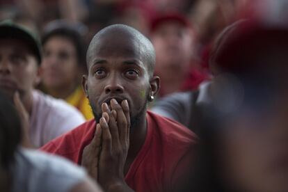 Manifestantes pró-Dilma assistem com tensão ao avanço do 'sim' na Câmara. 