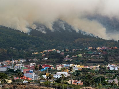 LA OROTAVA (TENERIFE), 18/08/2023.- Vista del incendio forestal que afecta a la isla de Tenerife desde el municipio de La Victoria. EFE/Alberto Valdés
