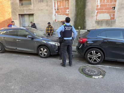 Fotografía cedida por la propiedad de un inmueble okupado en Girona. En ella, policía y okupas.