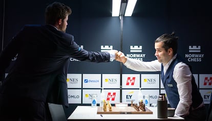 Carlsen, a la izquierda, saluda a Niepómniachi al llegar hoy al tablero en Stavanger