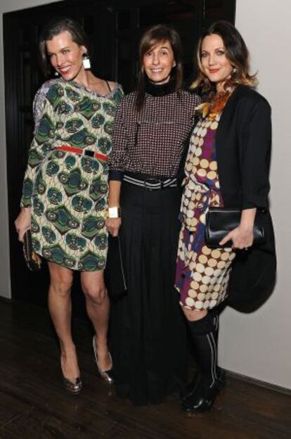 Consuelo Castiglioni posa con las actrices Milla Jovovich (a la izquierda) y Drew Barrymore durante la fiesta de lanzamiento en Los Ángeles de su colección cápsula para H&M.