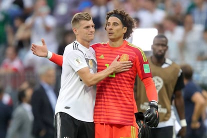 Kroos e Ochoa.