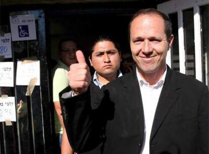 El candidato laico a la alcaldía de Jerusalén, Nir Barkat,  saluda a sus seguidores tras depositar su voto.