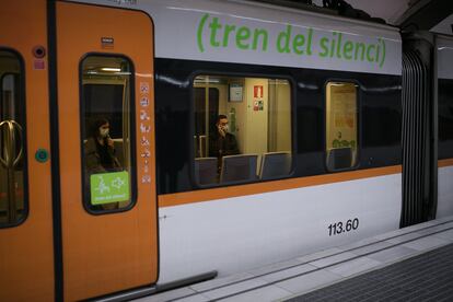 Tren de Ferrocarrils de la Generalitat pidiendo guardar silencio para evitar contagios.