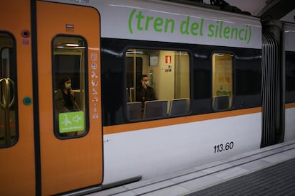 Tren de Ferrocarrils de la Generalitat pidiendo guardar silencio para evitar contagios.