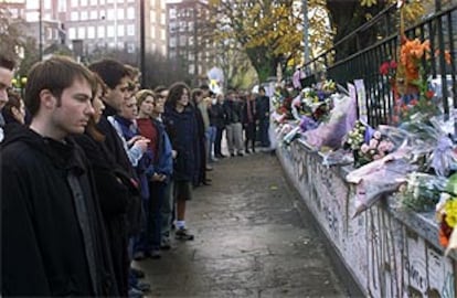 Admiradores de George Harrison, frente al muro de los estudios de Abbey Road en Londres.