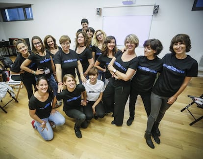 Algunas de las mujeres de MIM durante el primer cumpleaños de la organización.