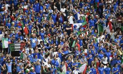 Seguidors italians durant el partit contra Espanya.