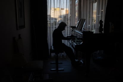 Edith Fischer toca el piano en su casa.