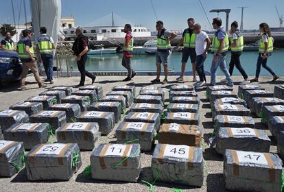La policía incauta 1,5 toneladas de cocaína en un velero (Cádiz).