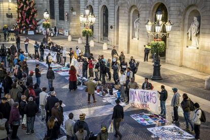 Un centenar de manteros protestan en Sant Jaume