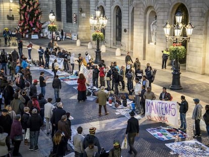 Un centenar de manters protesten a la plaça de Sant Jaume.