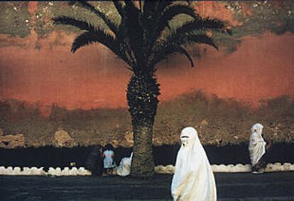 Murallas fortificadas de la ciudad de Essauira, una fotografa de Harry Gruyaert de 1988.