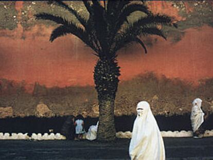 Murallas fortificadas de la ciudad de Essauira, una fotografía de Harry Gruyaert de 1988.