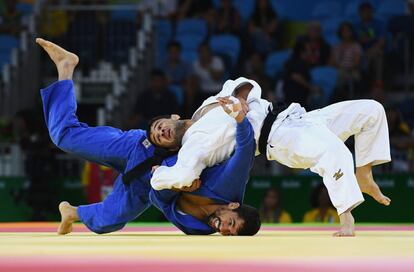 Sergio Pessoa de Canadà (blau) competeix contra Amiran Papinashvili de Geòrgia a la categoria de 60 kg de judo, al Carioca Arena de Rio de Janeiro.