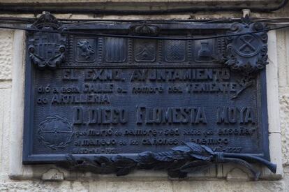 La placa del 1927 que recorda Diego Flomesta, que va morir en les guerres del Marroc al començament del segle XX.